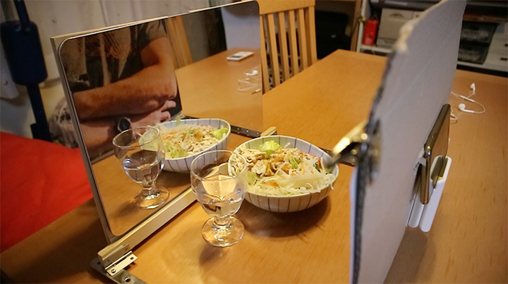 匂わせマシーン それは 恋人と一緒に食事している風の写真が撮れる画期的発明 スタッフブログ マイネ王